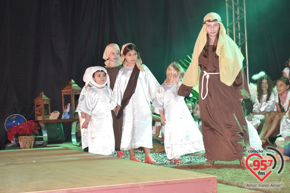 Alunos da EIC emocionam público com encenação de Natal - 'A luz de Jesus'