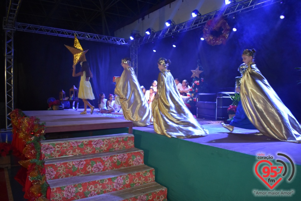 Alunos da EIC emocionam público com encenação de Natal - 'A luz de Jesus'