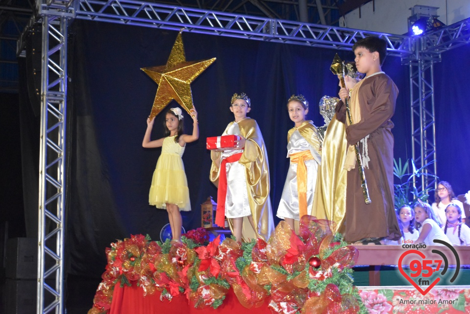 Alunos da EIC emocionam público com encenação de Natal - 'A luz de Jesus'