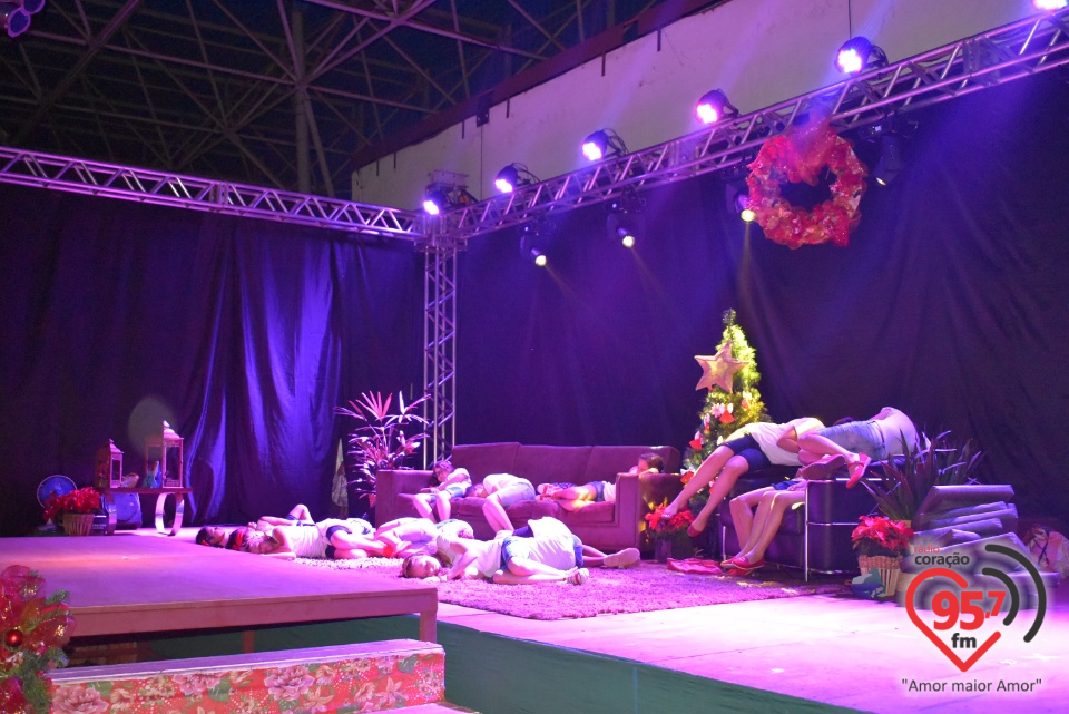 Alunos da EIC emocionam público com encenação de Natal - 'A luz de Jesus'