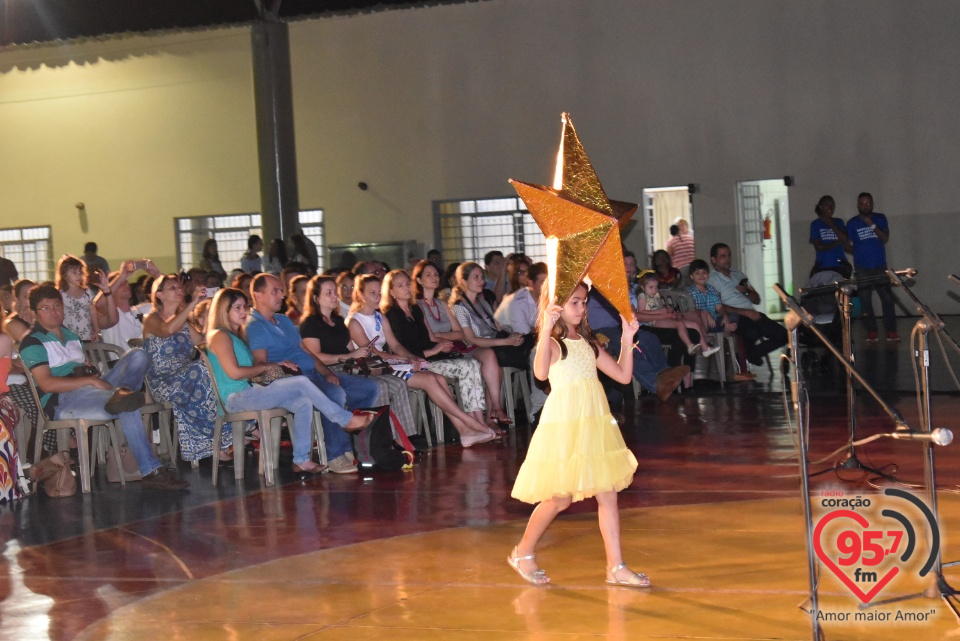 Alunos da EIC emocionam público com encenação de Natal - 'A luz de Jesus'