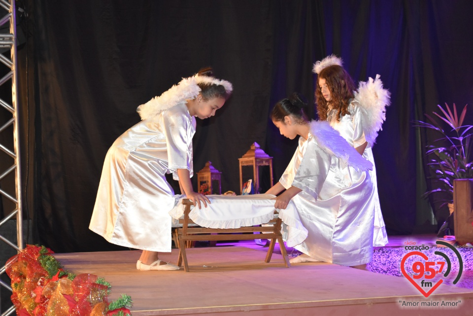 Alunos da EIC emocionam público com encenação de Natal - 'A luz de Jesus'
