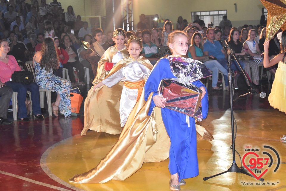 Alunos da EIC emocionam público com encenação de Natal - 'A luz de Jesus'
