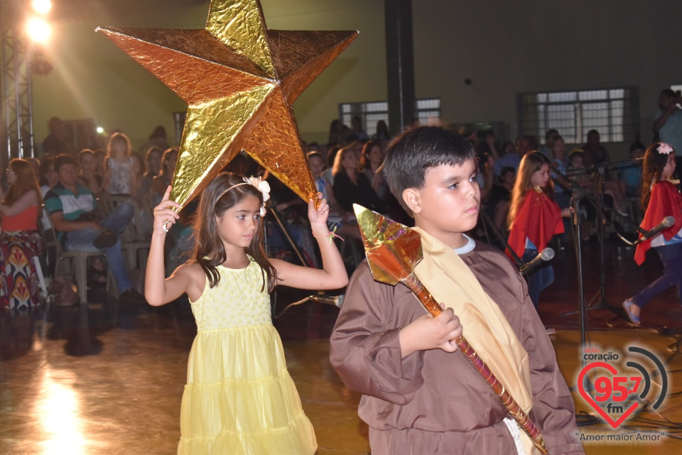 Alunos da EIC emocionam público com encenação de Natal - 'A luz de Jesus'
