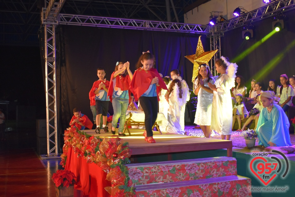 Alunos da EIC emocionam público com encenação de Natal - 'A luz de Jesus'