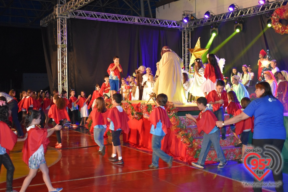 Alunos da EIC emocionam público com encenação de Natal - 'A luz de Jesus'