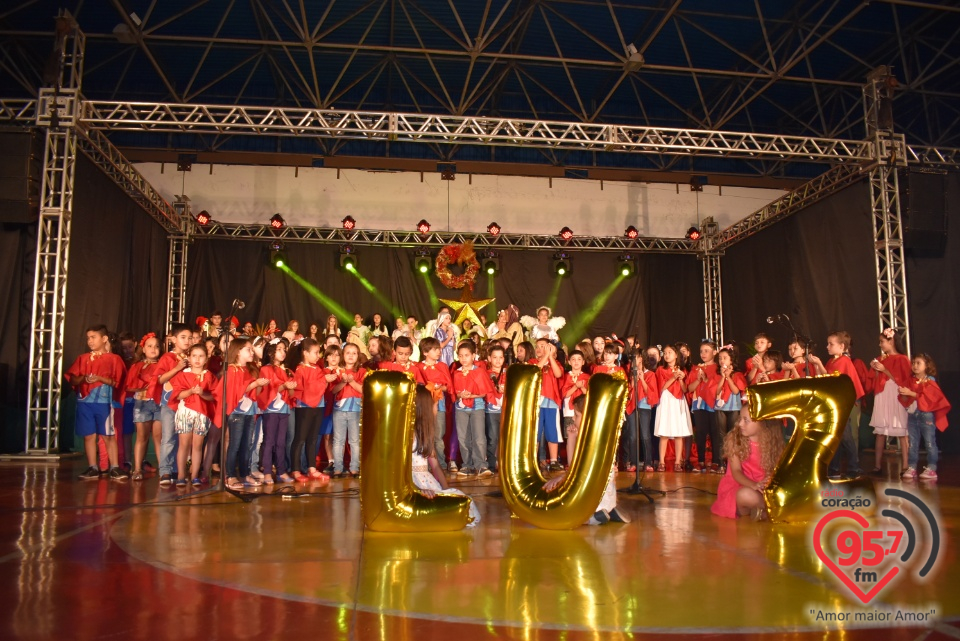 Alunos da EIC emocionam público com encenação de Natal - 'A luz de Jesus'