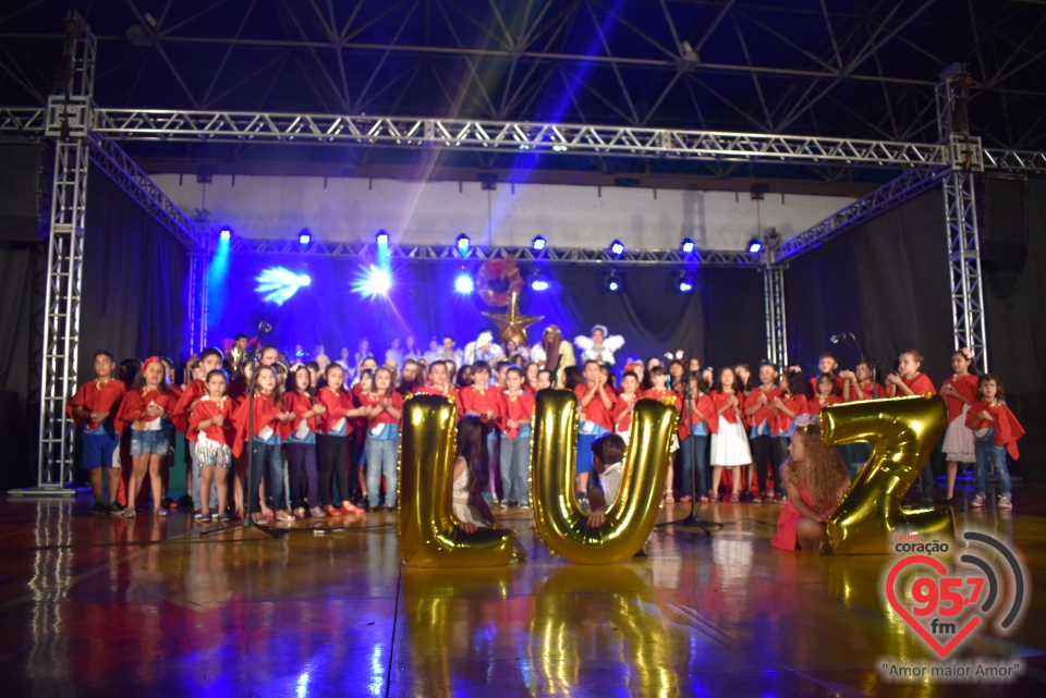 Alunos da EIC emocionam público com encenação de Natal - 'A luz de Jesus'