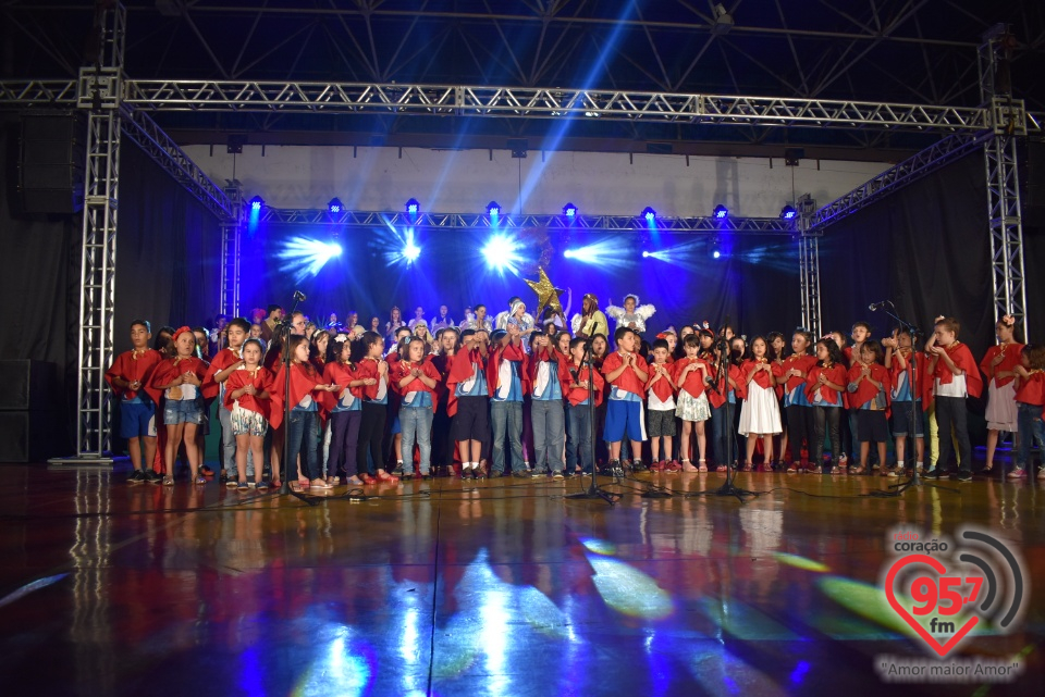 Alunos da EIC emocionam público com encenação de Natal - 'A luz de Jesus'