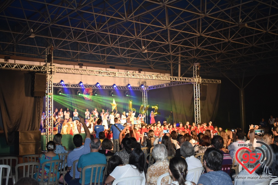 Alunos da EIC emocionam público com encenação de Natal - 'A luz de Jesus'
