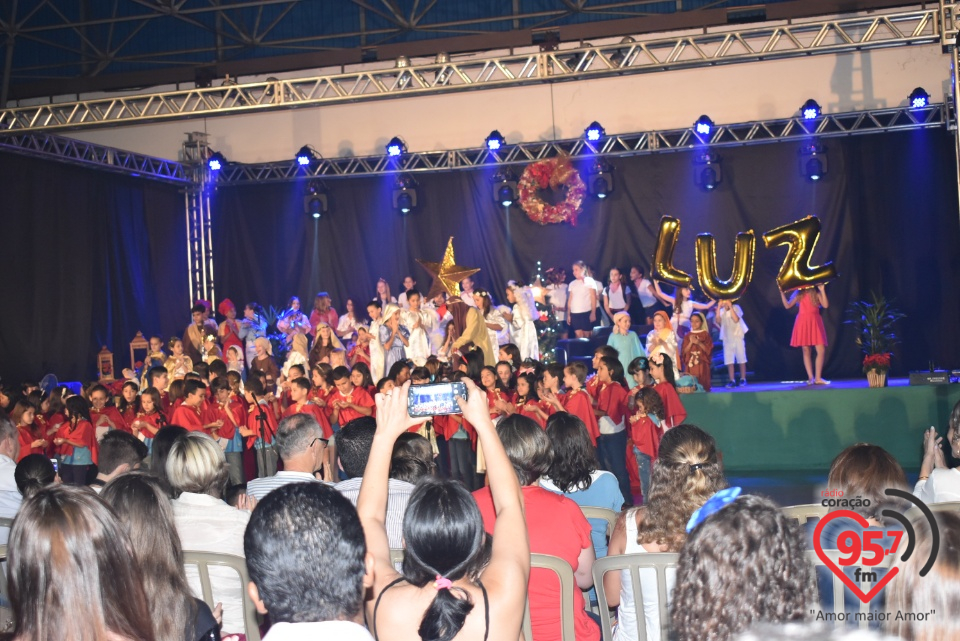 Alunos da EIC emocionam público com encenação de Natal - 'A luz de Jesus'