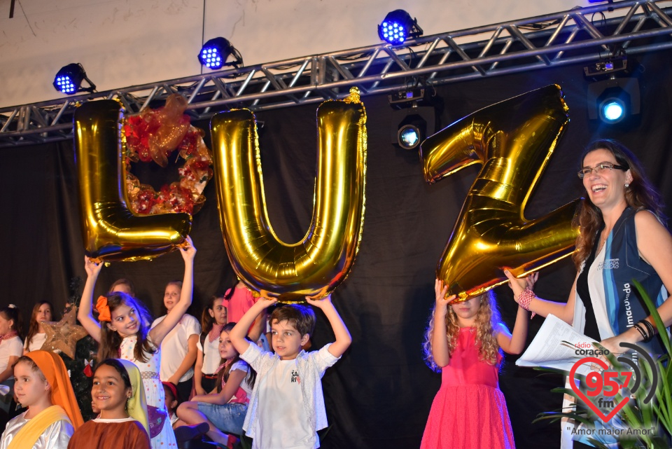 Alunos da EIC emocionam público com encenação de Natal - 'A luz de Jesus'