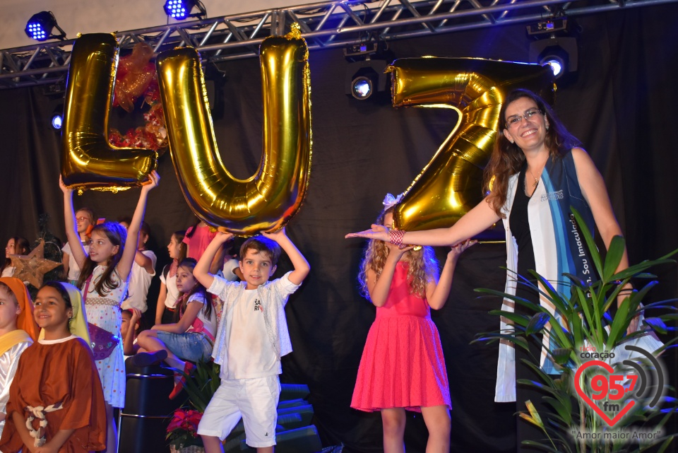 Alunos da EIC emocionam público com encenação de Natal - 'A luz de Jesus'