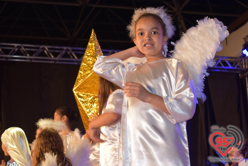 Alunos da EIC emocionam público com encenação de Natal - 'A luz de Jesus'
