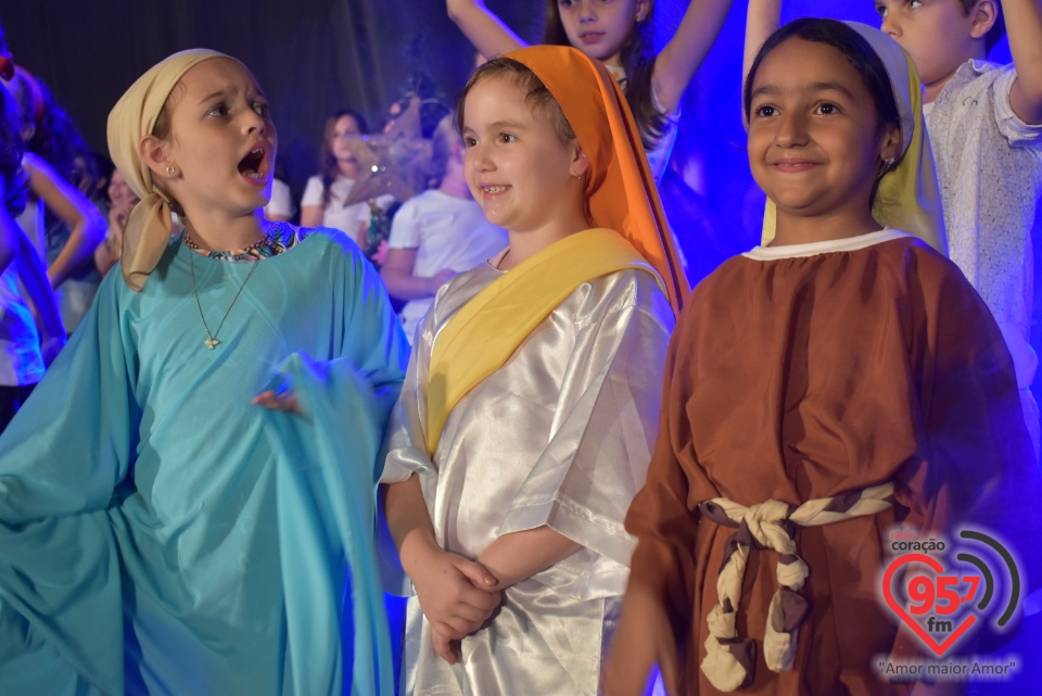 Alunos da EIC emocionam público com encenação de Natal - 'A luz de Jesus'