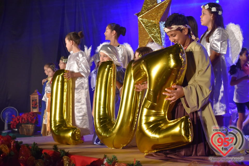 Alunos da EIC emocionam público com encenação de Natal - 'A luz de Jesus'