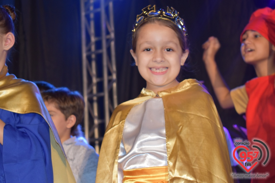 Alunos da EIC emocionam público com encenação de Natal - 'A luz de Jesus'
