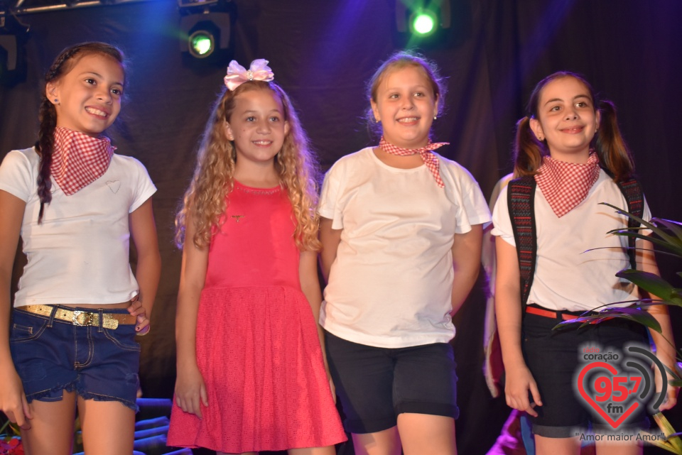 Alunos da EIC emocionam público com encenação de Natal - 'A luz de Jesus'