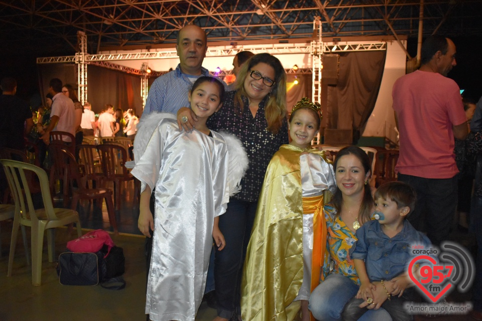 Alunos da EIC emocionam público com encenação de Natal - 'A luz de Jesus'