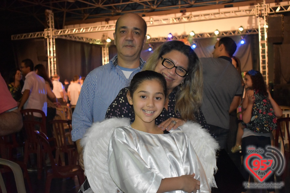 Alunos da EIC emocionam público com encenação de Natal - 'A luz de Jesus'