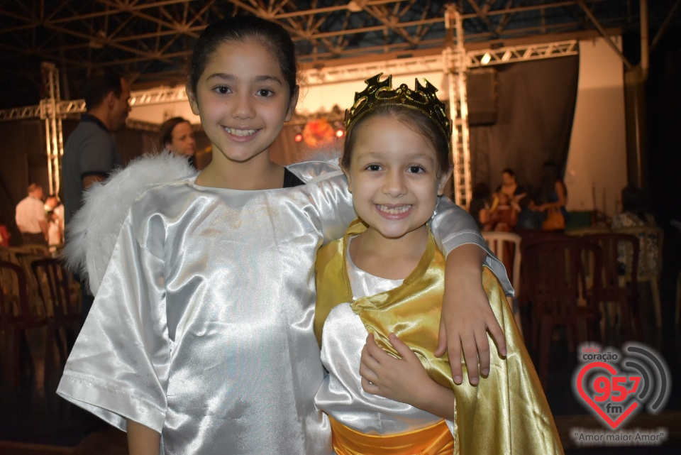 Alunos da EIC emocionam público com encenação de Natal - 'A luz de Jesus'