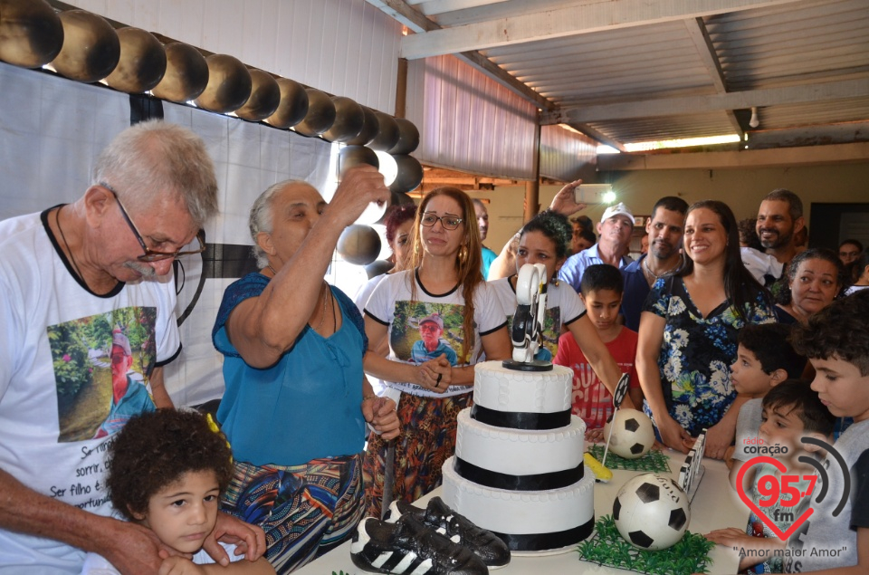 Sr. Alexandrino comemora seus 80 anos de idade com familiares e amigos