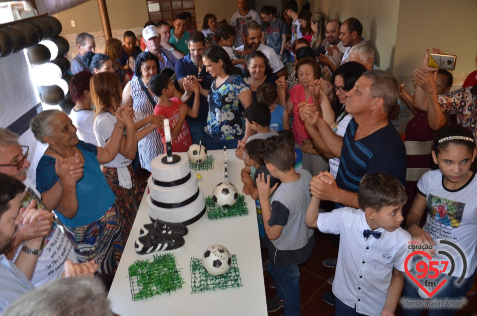 Sr. Alexandrino comemora seus 80 anos de idade com familiares e amigos