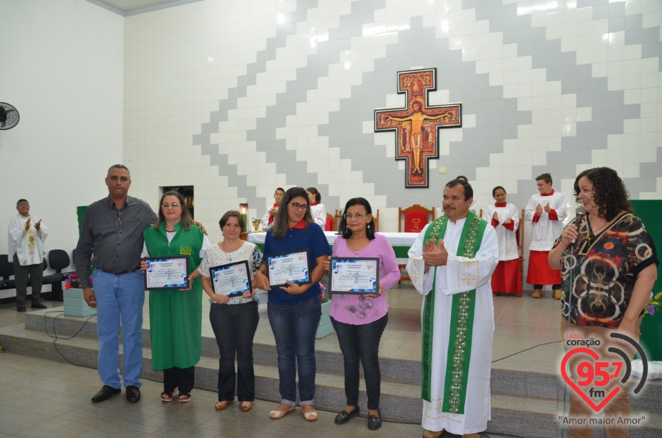 Homenagens a missionárias da comunicação e investidura de coroinhas em Itaporã