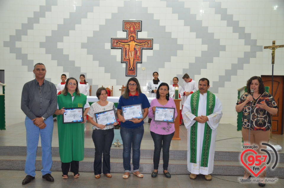 Homenagens a missionárias da comunicação e investidura de coroinhas em Itaporã