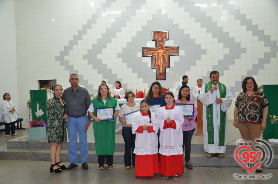 Homenagens a missionárias da comunicação e investidura de coroinhas em Itaporã