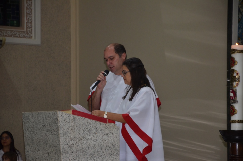 Dom Henrique preside missa do sacramento do crisma na catedral de Dourados
