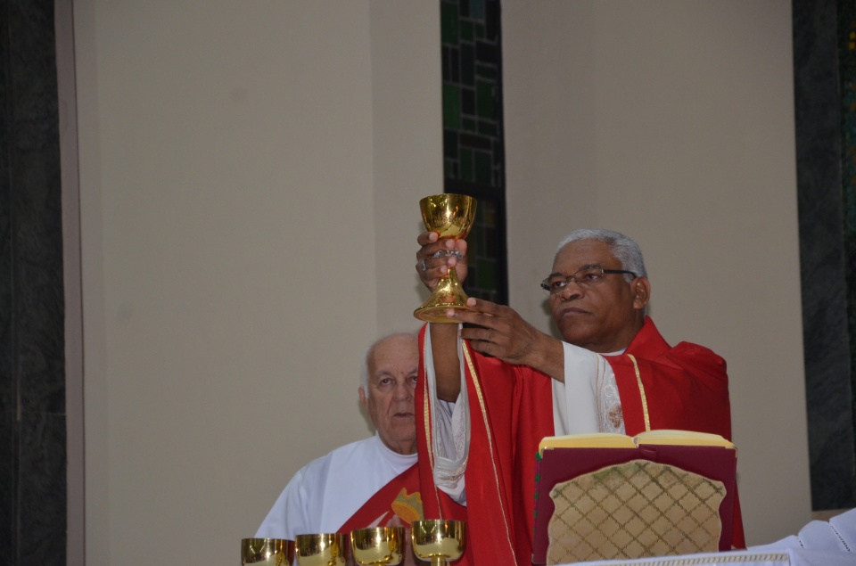 Dom Henrique preside missa do sacramento do crisma na catedral de Dourados