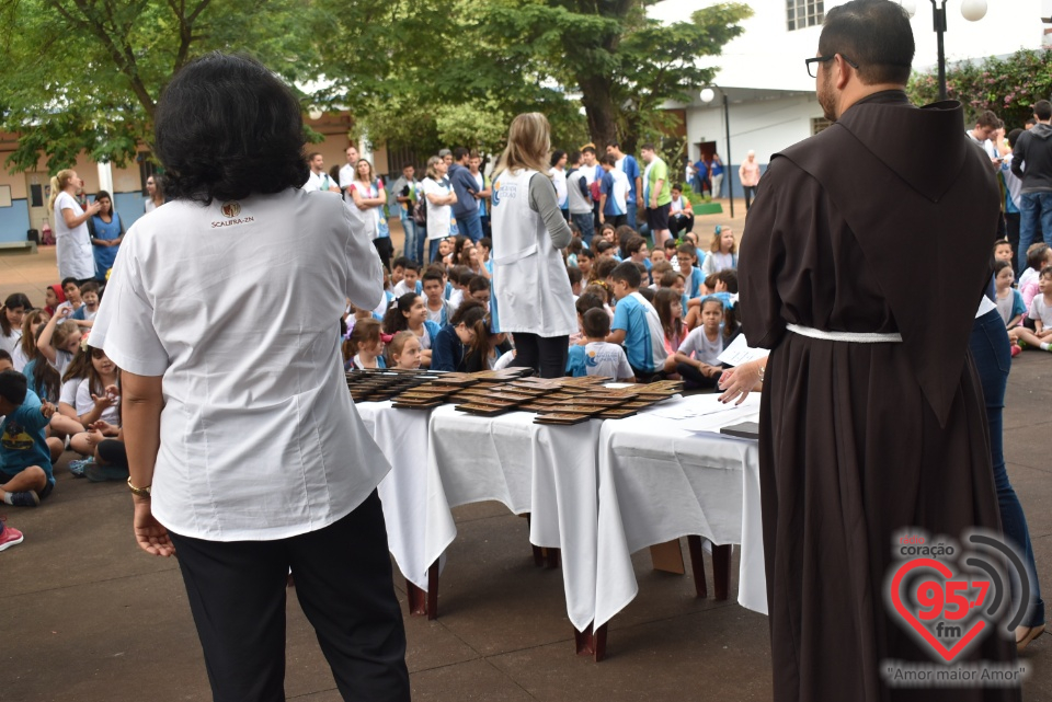 Símbolo da identidade franciscana é afixado nos ambientes da escola