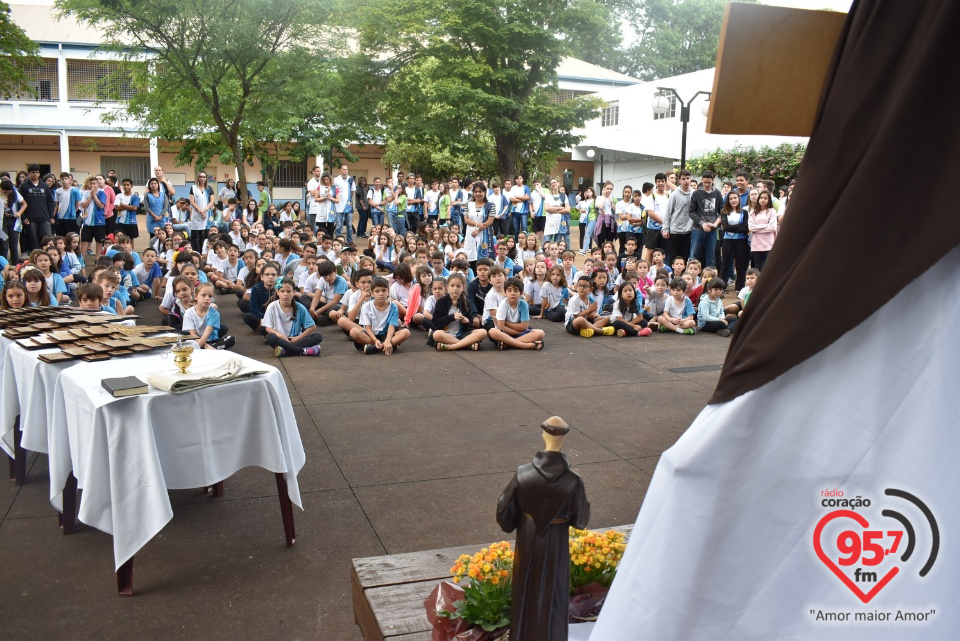 Símbolo da identidade franciscana é afixado nos ambientes da escola
