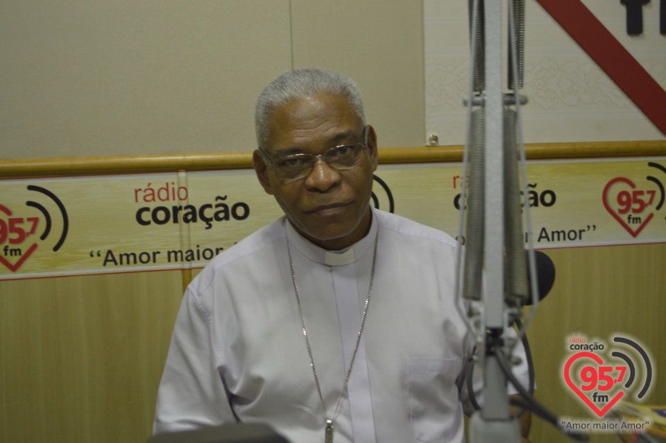 Padre Gregorius é entrevistado por Dom Henrique
