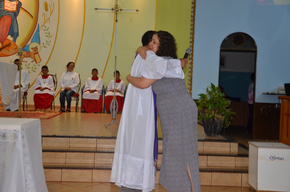 Emoção e homenagens marcam a missa de envio do Pe. Luis C. Aguiar
