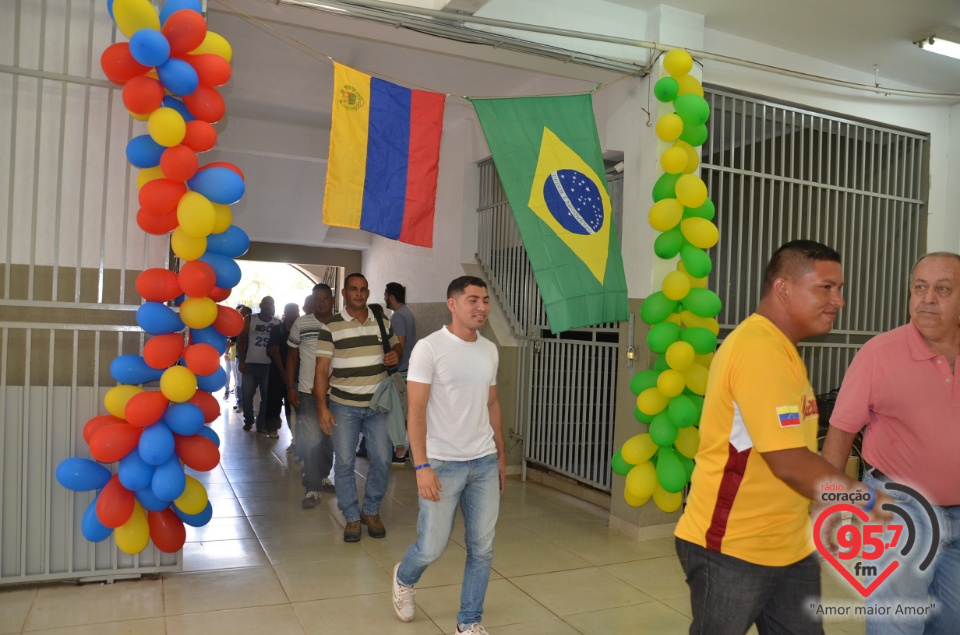 Refugiados venezuelanos chegam a Dourados para trabalhar em indústria de alimentos