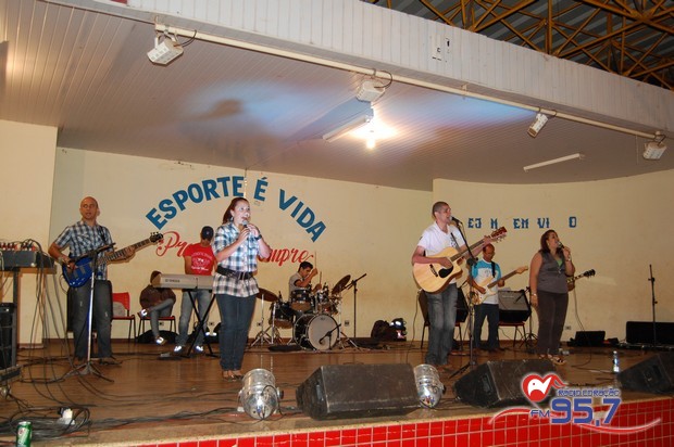 Show do cantor Dunga atrai jovens de toda Diocese