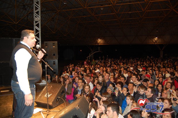 Show do cantor Dunga atrai jovens de toda Diocese
