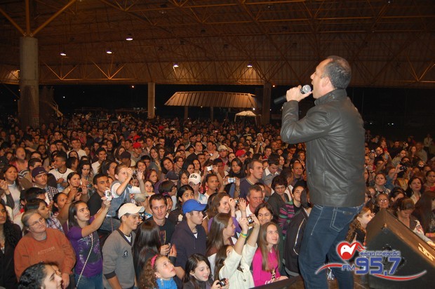 Show do cantor Dunga atrai jovens de toda Diocese