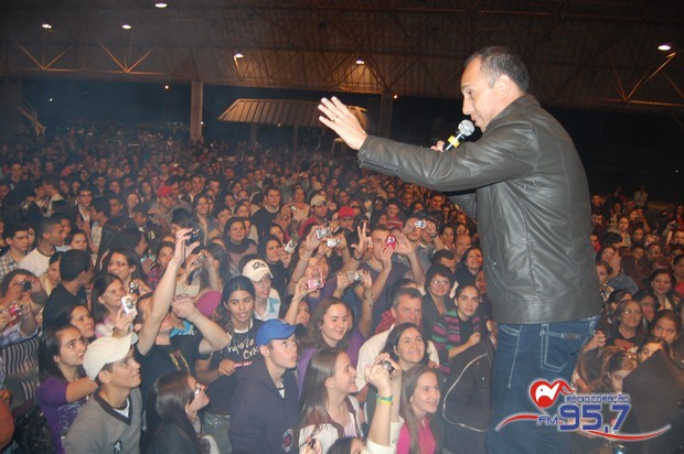 Show do cantor Dunga atrai jovens de toda Diocese