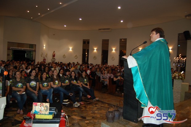 EMAÚS comemora 18 anos com Santa Missa especial
