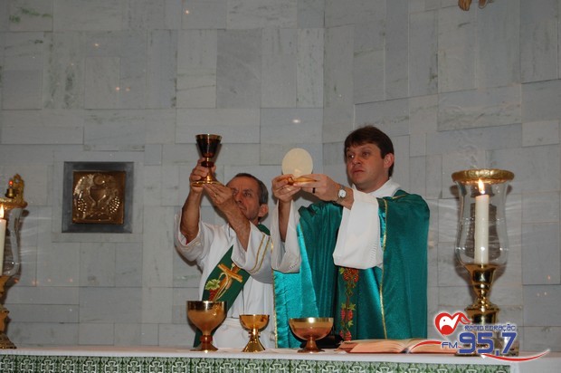 EMAÚS comemora 18 anos com Santa Missa especial