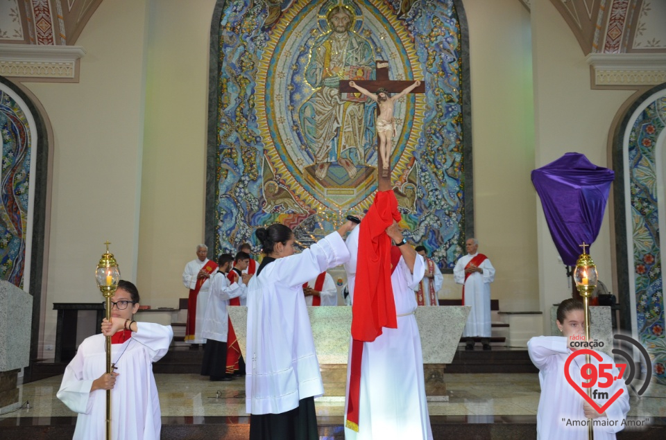 Fiéis lotam catedral para celebração da paixão de Cristo