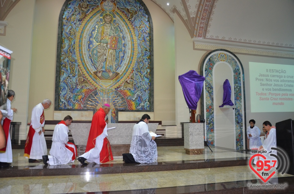 Fiéis lotam catedral para celebração da paixão de Cristo