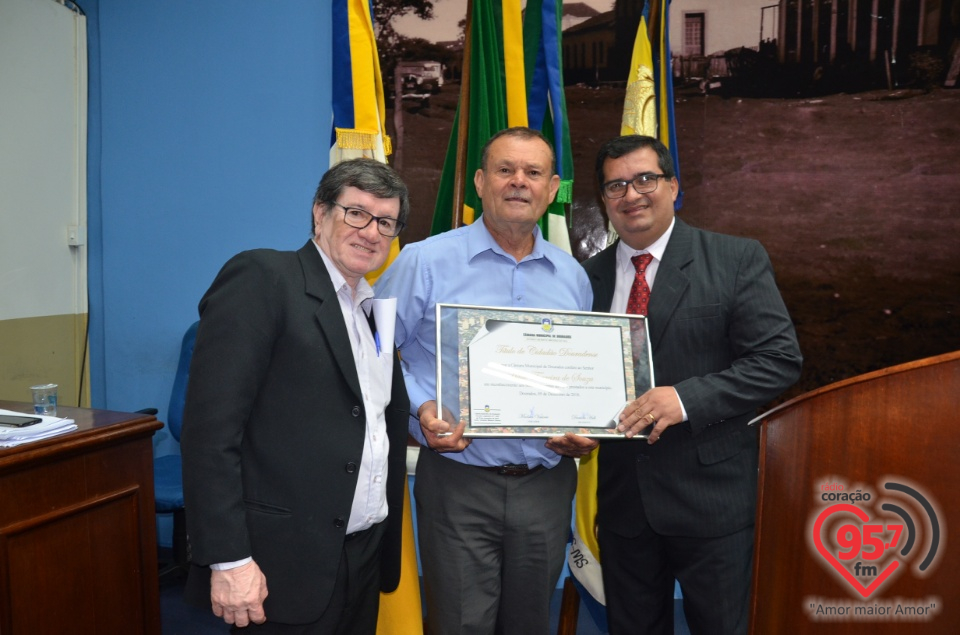 Câmara Municipal homenageia personalidades com o Título de 'Cidadão Douradense'