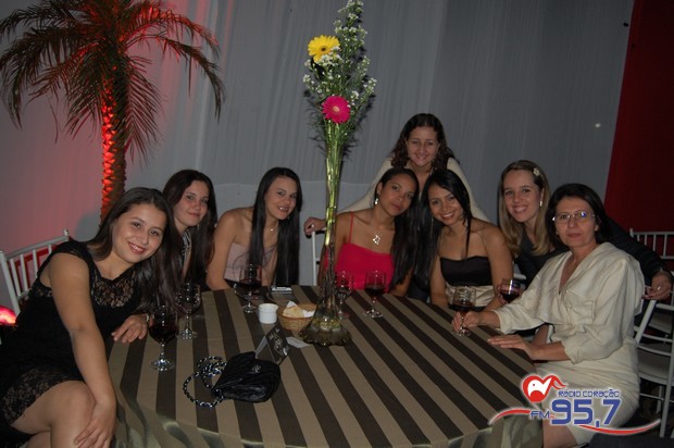 I jantar dançante da EIC; veja fotos