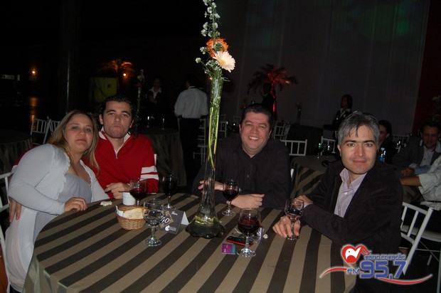 I jantar dançante da EIC; veja fotos