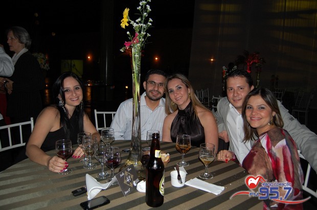 I jantar dançante da EIC; veja fotos