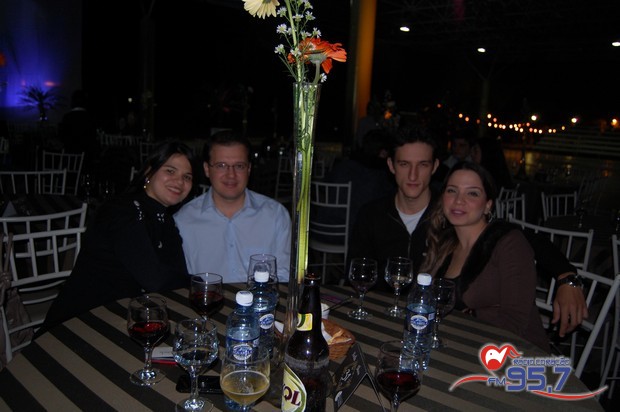 I jantar dançante da EIC; veja fotos